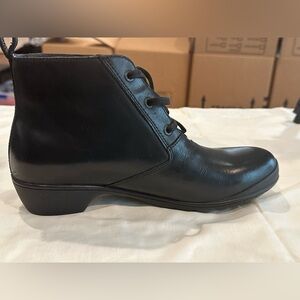 NEW Bogs Black Carrie Leather Chukka Boots, Women’s 10M, New-in-box.